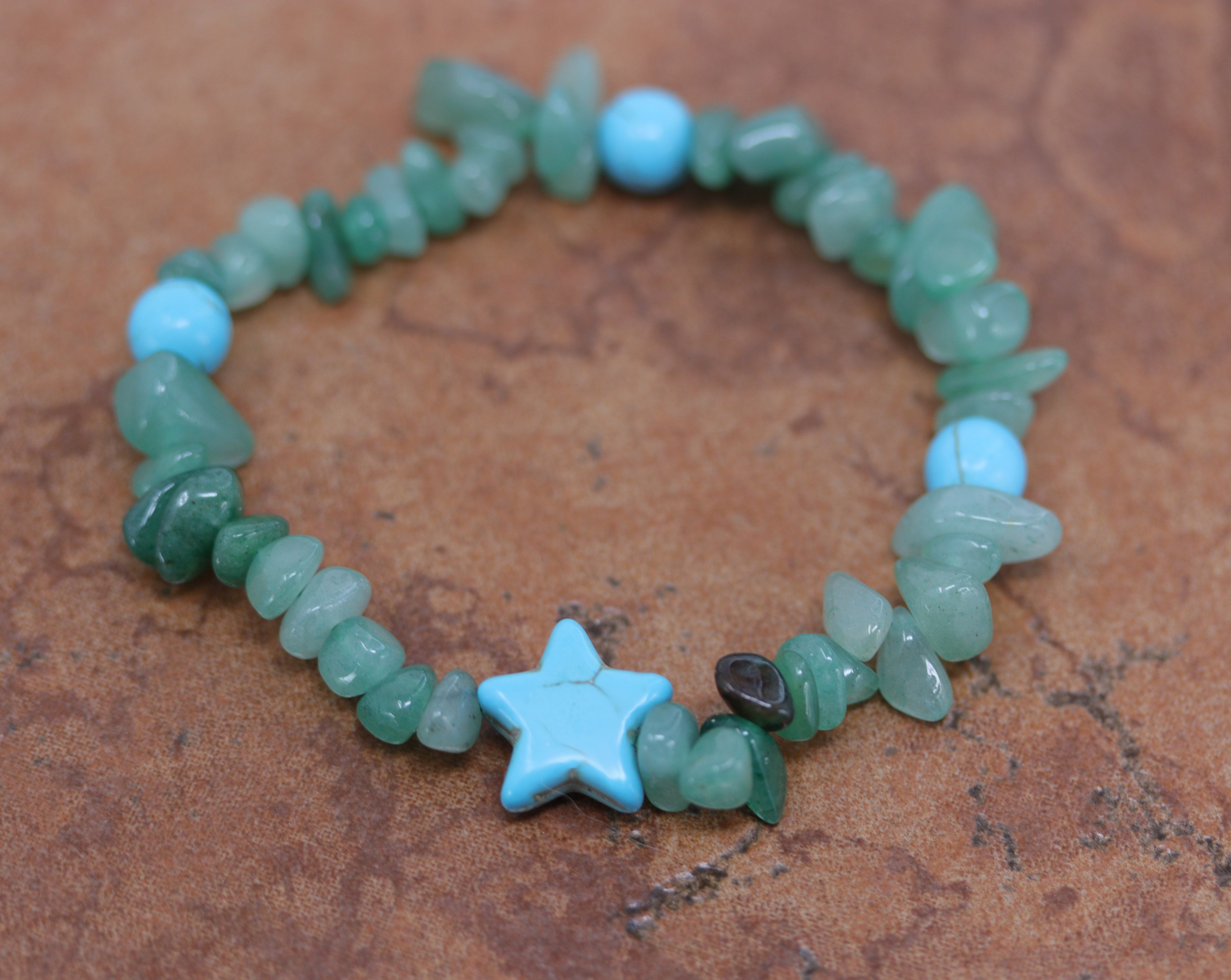 Unique green aventurine chip star bracelet that fits sizes 6" (more loose) to about 9" (tighter fit). The width of the bracelet is 1/2" at the nuggets.